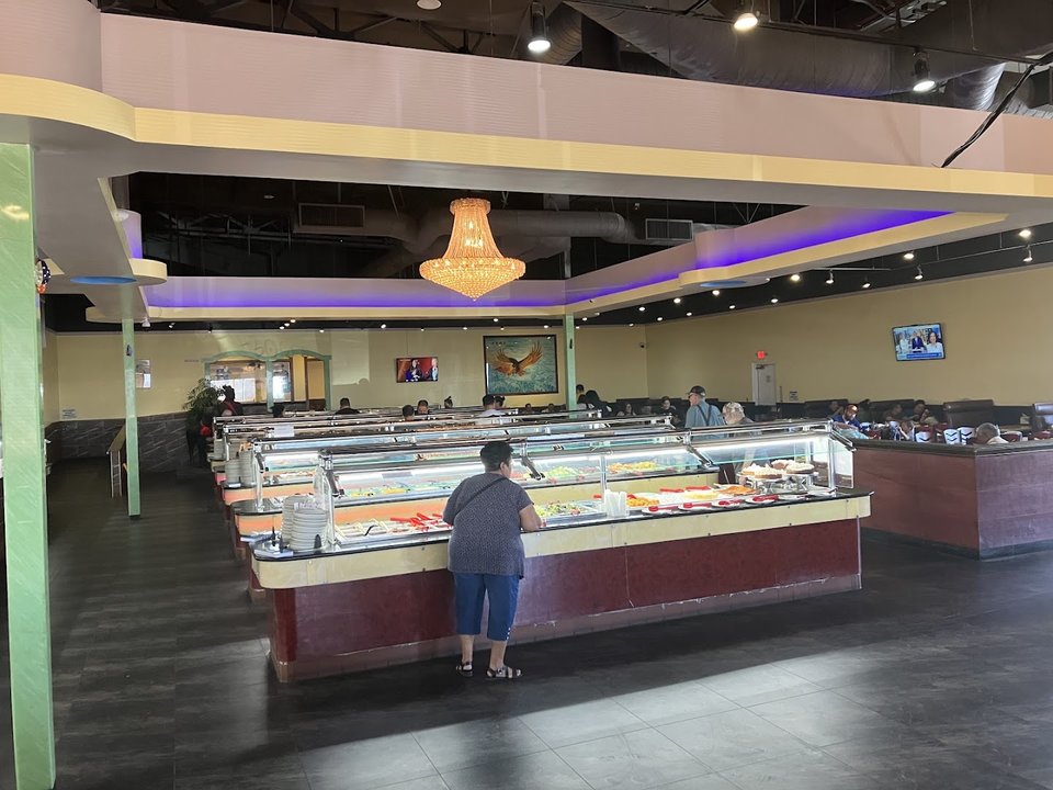 Casual restaurant seating and serving stations